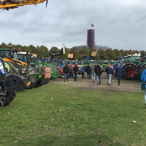 Boerenprotest: Langs bij het RIVM en het Malieveld in Den Haag staat vol