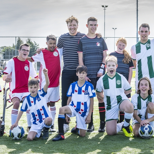 Klaas van Kruistum volgt in 'FC De Helden' de Bijzondere Eredivisie voor voetballers met een beperking